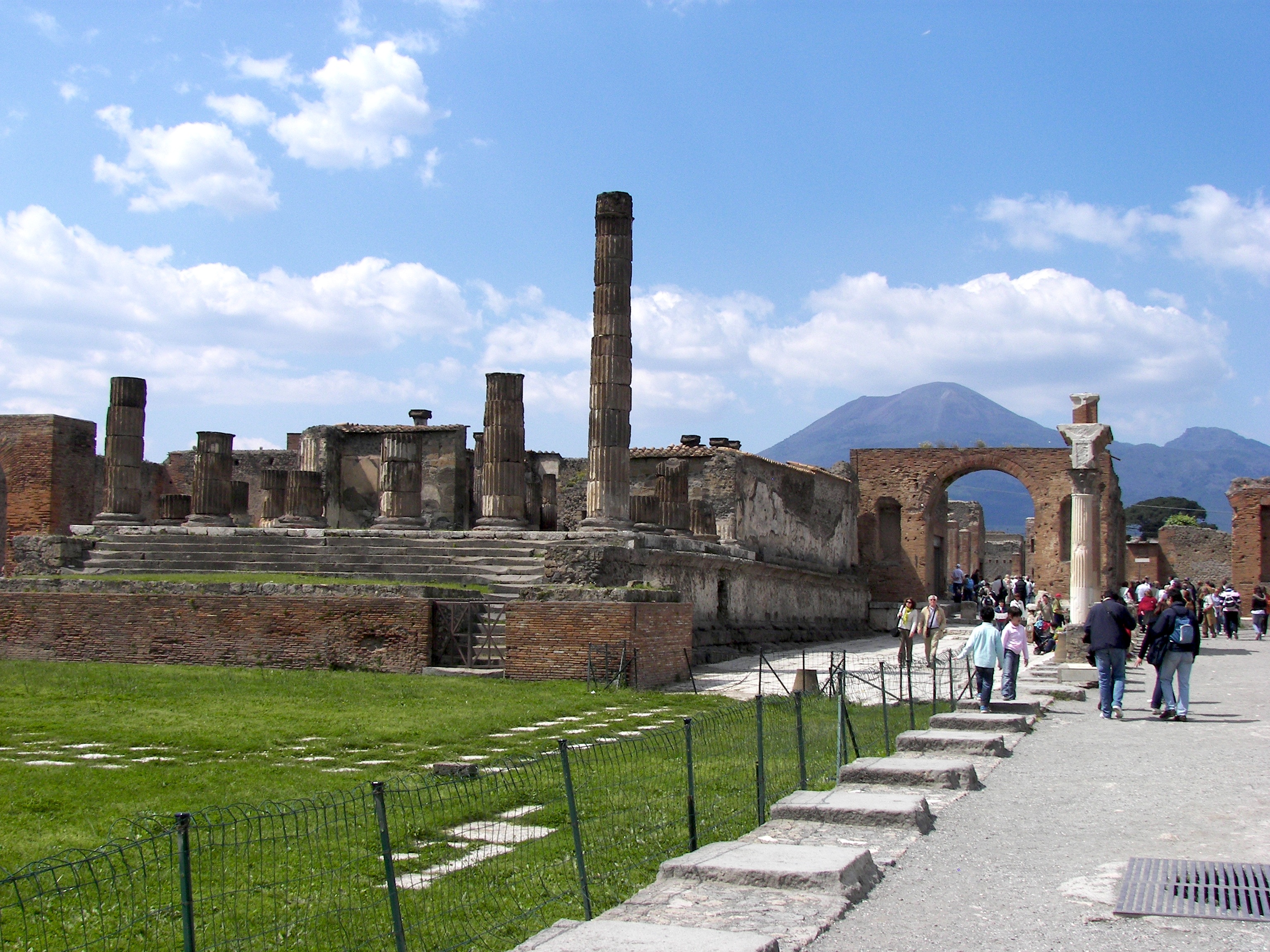 Forum_in_Pompeii_2