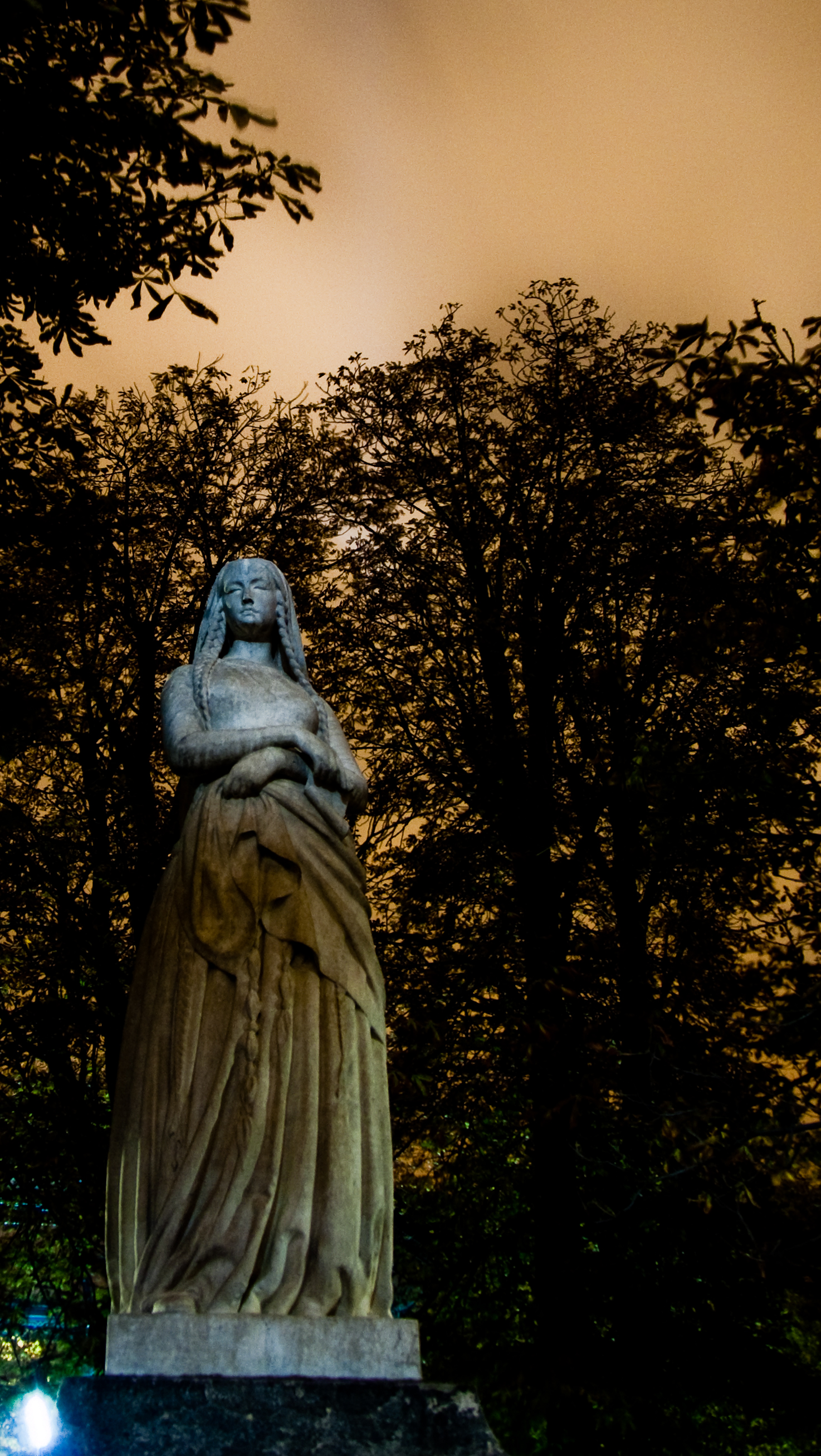 Jardin du Luxembourg - Statue de Sainte Genevive