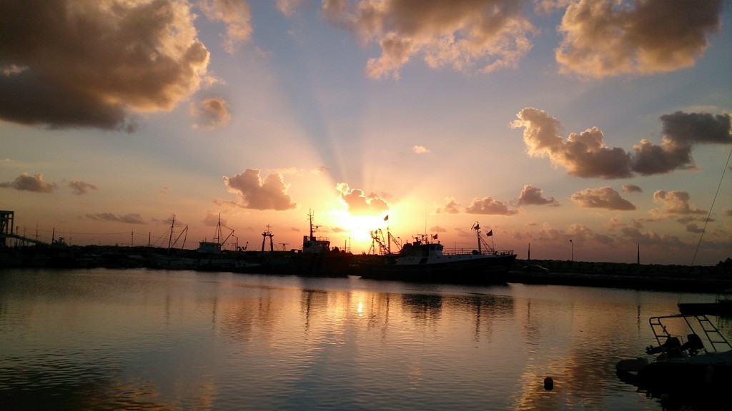 Saulėtekis senajame Limassol uoste.