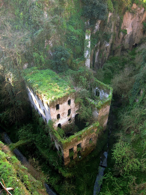 The-Most-Amazing-Abandoned-Places-in-the-World-28