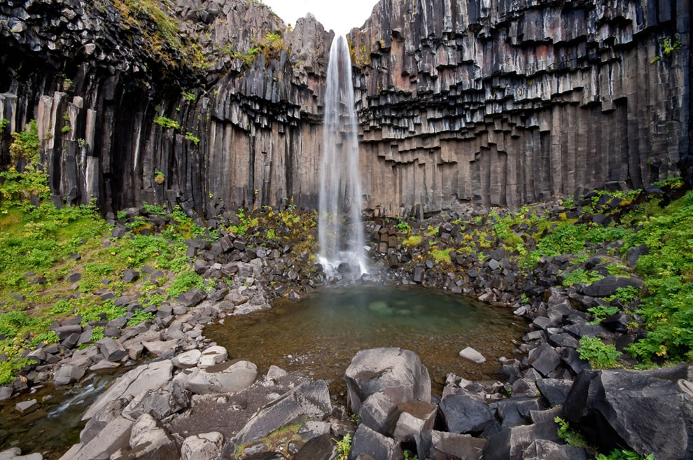 Svartifoss-waterfall-or-Black-Fall-in-the-Skaftafell-National-Park-in-south-Iceland